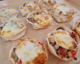 Foto del paso 5 de la receta: Canastitas de caballa, cebollas, pimiento y queso