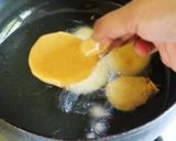 A picture of step 2 of Aloo pakauda.