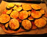 Foto del paso 24 de la receta: Pizza de berenjenas, cebolla, tomatitos y mozzarella