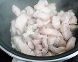 Hình bước làm 2 của món Thịt Ba Rọi Rim Nước Mắm Mặn Ngọt
