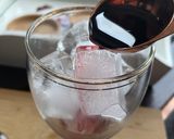 Gambar langkah 2 resipi Blackcurrant Soda.
