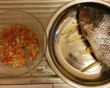 Foto langkah ke 2 dari resep Thai Lime & Garlic Steamed Fish.