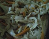 Foto langkah ke 3 dari resep Jamur Wortel Saus Tiram, Tanpa Minyak.
