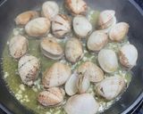 A picture of step 1 of 🥦 Clams and broccoli with garlic.
