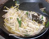 A picture of step 4 of Stir-Fried Taro Cake with Bean Sprouts.