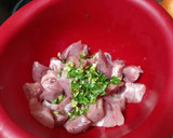 Foto del paso 3 de la receta: Cerdo frito con salsa de champiñones al ajillo y arroz blanco