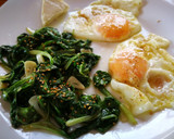 Foto del paso 6 de la receta: Huevos fritos con acelga salteada y quesitos