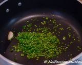 Foto del passaggio 1 della ricetta Seppioline in umido con insalata di zucchine