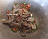 Foto langkah ke 2 dari resep Tumis Udang Pedas.