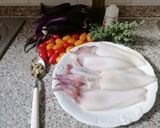 Foto del passaggio 1 della ricetta Calamari ripieni di melanzane su letto di pomodorini