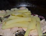 Foto del paso 2 de la receta: Pollo en salsa con papas y queso