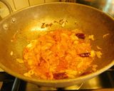 A picture of step 4 of LEHSUNI PANEER gravy.