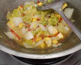 Foto langkah ke 5 dari resep Sayur tumis tahu sawi putih.
