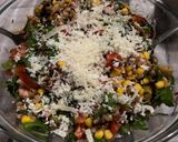 Foto del passaggio 4 della ricetta Insalata di farro con mais, olive, parmigiano, pomodorini, rucola e tonno🌽🫒🍅🌱