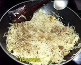 A picture of step 4 of Egg chicken chowmein.
