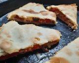 Foto del paso 6 de la receta: Calzon de tomate y quesos (con tapa de pascualina)