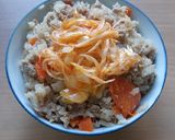 รูปขั้นตอนการทำที่ 4 ของ ข้าวหุงหมูสับทรงเครื่องโรยต้นหอมน้ำมันงา (ねぎラー油炊き込みご飯)