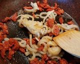 รูปขั้นตอนการทำที่ 2 ของ โชลิโซผัดไข่ (แหนมไฮโซ)