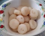 Hình bước làm 2 của món Chè củ năng hạt sen trứng cút