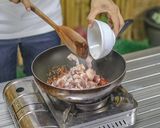 รูปขั้นตอนการทำที่ 5 ของ หมูสามชั้นผัดพริกแกงถั่วฝักยาว กินกับข้าวสวยร้อนๆ อร่อยมาก