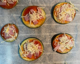 Foto del paso 2 de la receta: Mini pizzas de berenjena y bacon 🍆🥓🍕