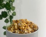 Foto langkah ke 5 dari resep Salted Caramel Popcorn.
