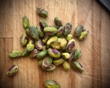 Foto del paso 2 de la receta: Barquitas de endivias con salmón marinado, queso y pistachos