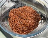 Une image de l'étape 2 de Salade de riz rouge aux tomates, carottes et ciboulette.
