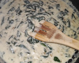 Foto del paso 6 de la receta: Pollo con espinacas, piñones y leche evaporada