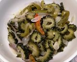 Foto langkah ke 4 dari resep Tumis sayur pare.