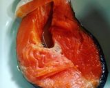Hình bước làm 2 của món Cá hồi áp chảo ăn kèm khoai tây chiên + salad sốt dầu giấm 🥗🐟