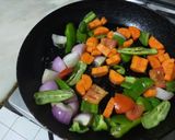 A picture of step 3 of Grilled pineapple chicken with vegetables.