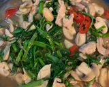 Foto langkah ke 5 dari resep Kangkung tumis babi jamur.
