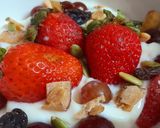 Hình bước làm 2 của món Sữa chua dâu nho granola