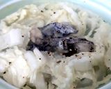 Hình bước làm 2 của món Canh hàu nấu cải thảo