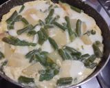 Foto del passaggio 4 della ricetta Frittata con fagiolini, patate, mozzarella e latte