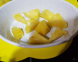 Foto del paso 1 de la receta: Piña especiada al moscatel