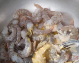 Foto del paso 3 de la receta: Tostones con camarones al ajillo y ensalada verde