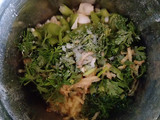 લીલા લસણ મરચા ની ચટણી (Green Garlic Marcha Chutney Recipe In Gujarati)