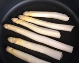 A picture of step 2 of White asparagus with lemon and pistachios - vegan.