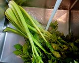 Hình bước làm 2 của món Cần tây, ớt chuông xào thịt gà