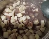 Foto del paso 6 de la receta Estofado de pollo tinto a las finas hierbas con patatas