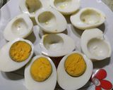 Foto del paso 1 de la receta Huevos rellenos de salmón