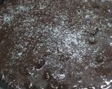 صورة لخطوة 4 من وصفة كيكه السبع معالق بى صوص الشوكولاته