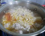 Hình bước làm 3 của món Canh nấm kim châm nấu thịt viên