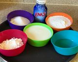 A picture of step 1 of # Rainbow 🌈 cakes# Rainbow contest# Day 4# 11/6/18Rice flour rainbow cakes.