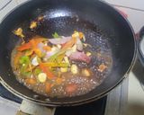Foto del paso 3 de la receta: Filete de pescado salteado con pimiento, sobre lecho de tomato y lechuga