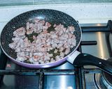 Foto del passaggio 2 della ricetta Calamari ripieni di salsiccia con salsa piccante