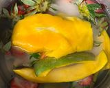 Une image de l'étape 1 de Sirop d’épluchures de mangue et de queues de fraises.