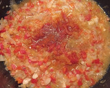 Foto del paso 3 de la receta: Espaguetis y muslitos de pollo en salsa picante de tomate con cerveza